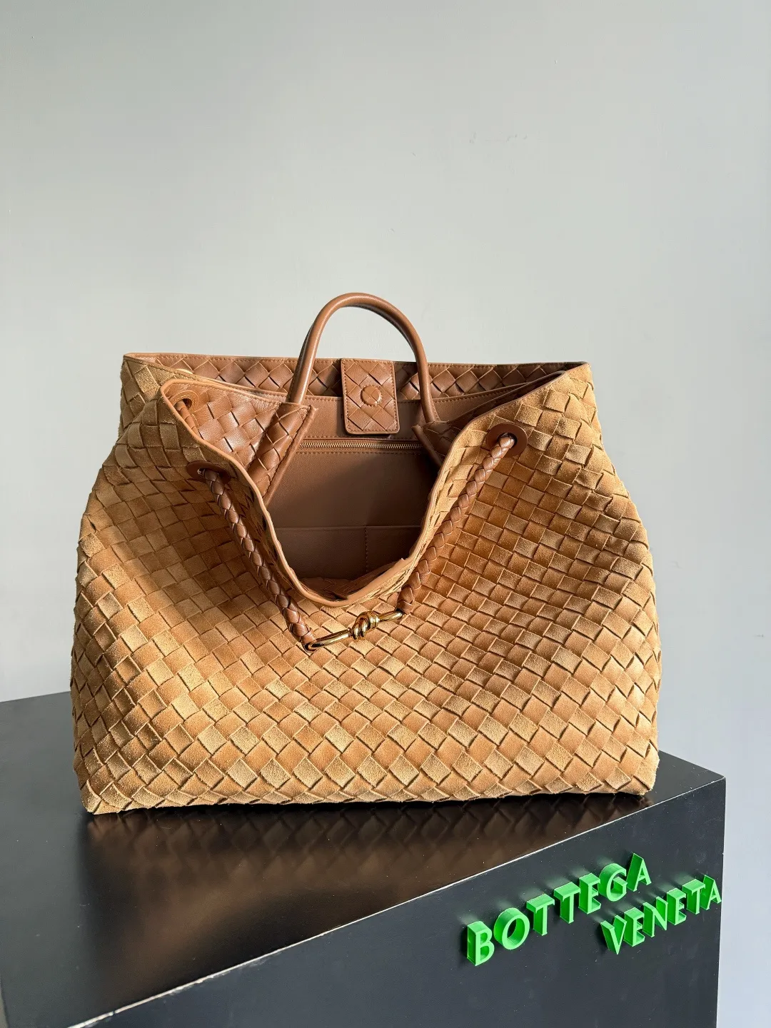Batch 3760 Recently, the same style of bag that celebrities love is both high-end and practical. Michelle Yeoh, Kim Namjoon, Jing Boran, Tong Liya, Sun Qian, Wu Qianyu, Du Juan, Ma Yili and Bai Baihe are all carrying Bottega Veneta summer series Andiamo handbags. Andiamo has a simple structure and rounded lines. The whole piece is made of Nappa leather. It is comfortable, soft and dynamic. It adds interest to daily life and can be easily matched with various styles. Andiamo handbags are available in three sizes: small, medium and large. There are many colors to choose from, which can meet different needs. You can really carry it whether it is daily or attending events. Style number: 743575 Size: 45*22*34cm